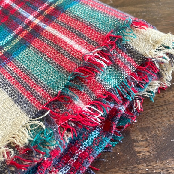 Large Lightweight Blanket Scarf/ Wrap / Throw - Picture 3 of 6